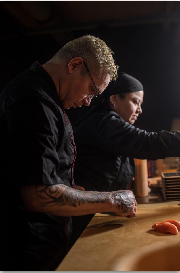 Cocineros de Kuikku preparando nigiri
