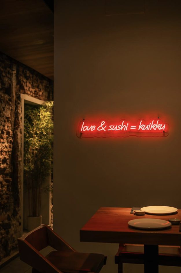 Neón love & sushi = kuikku en el local
