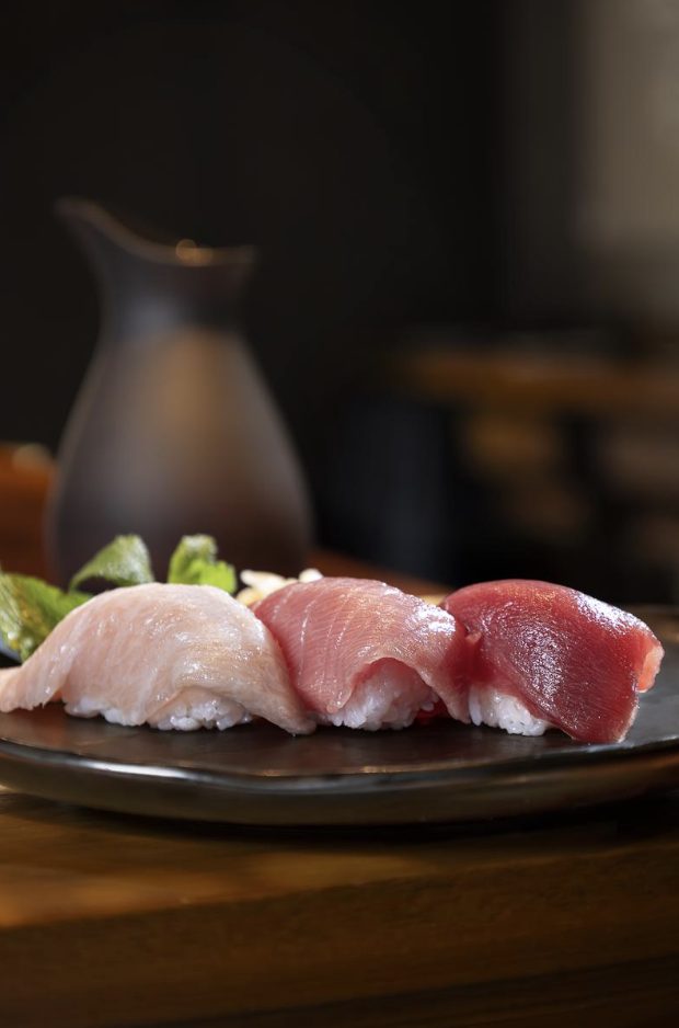 Tres piezas de nigiri en Kuikku